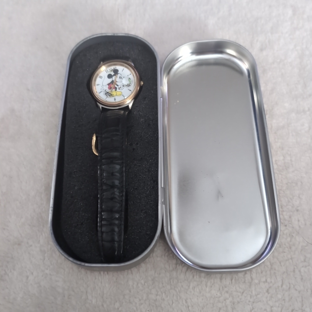 RARE Disney Store – Mickey Quartz Watch DS-172 , made in Japan with case